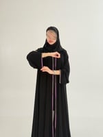 عباية بلقيس بقماش كريب ملكي دبل كلوش بتطريز بنفسجي