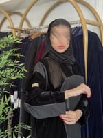 عباية تانيا بقماش مخمل كوري مع كريب اسود