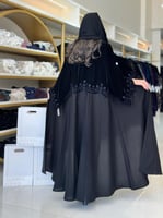 تشكيلة شتاء 2025 - عباية سوليتا كريب مع مخمل تطريز...