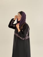 عباية ولاء بقماش كريب الاناقه مزين بتطريز بنفسجي