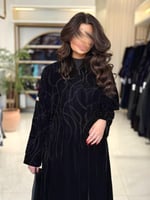 عباية لبنى بقماش مخمل كوري مطرز مزين بفصوص اسود