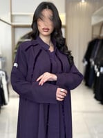 عباية هوليا بقماش كريب شتوي بلمسات مخمل موف