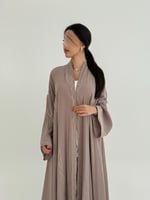 عباية سلام بقماش حرير مغسول بتطريز انوثي بيج