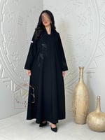 عباية ندى بقماش كريب الاناقة بتطريز اسود
