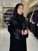 عباية باولا بقماش مخمل مزينه بكلفه