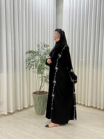 عباية رحاب بقماش مخمل مع كريب الابداع بتطريز فريد...