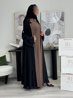 عباية اعتزاز ا بليزر حرير اسود مع فستان لحمي