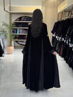 عباية المها بقماش مخمل كوري بكسرات دانتل