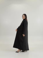 عباية رزان بقصه بليزر بقماش كريب سلك بلمعه خفيفه ا...