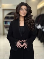 بليزر | عباية جيهان بقماش كريب رموش مزين بدانتل اس...