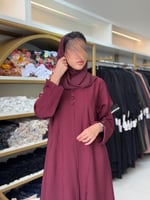 عباية ليان بقماش كريب باربي مزين بازرة عنابي