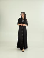 عباية وفاء بقماش كريب ملكي بتطريز اسود مع بيج