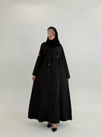 عباية سيلا بقماش كريب باربي مزين بازره