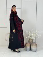 عباية هدى بقماش كريب باربي مزين بهدب وشك احمر