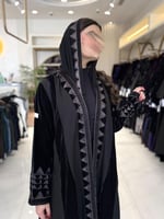 عباية شمس بقماش مخمل مطرز مع كريب الاناقه بيج