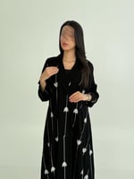 عباية سلام بقماش كريب كوبرا بتطريز ورد ابيض