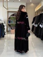 عباية إشراق بقماش مخمل كوري اسود باتطريز عنابي