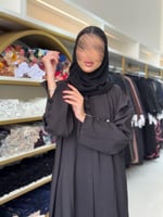 عباية ليان بقماش كريب باربي مزين بازرة اسود