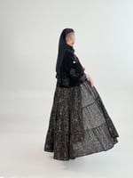 عباية تيرا بقماش مخمل كوري مطبع بطبقات ملون