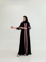 عباية فرحه بقماش انترنت بتطريز وردي