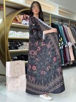 عباية الهبه لبنى بقماش حرير تويل اسود برسم خيالي