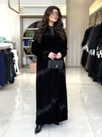 عباية إشراق بقماش مخمل كوري بتطريز اسود