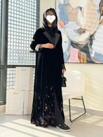 تشكيلة شتاء 2024 - عباية ازاهير بليزر بقماش مخمل ب...