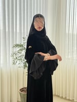 عباية مادلي بقماش مخمل كوري مزين بكسرات حرير اسود