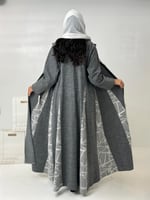 تشكيلة شتاء 2024 - عباية فيتوريا جوخ تطريز رصاصي ف...