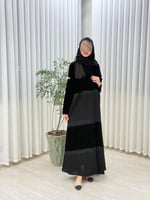 عباية قدر بقماش مخمل طبقات مع كريب الاناقة بهدب