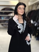 بليزر | عباية جيهان بقماش كريب رموش مزين بدانتل اب...