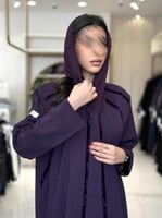 عباية هوليا بقماش كريب شتوي بلمسات مخمل موف