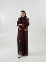 بليزر | عباية خزامى بقماش كريب باربي بتطريز بني