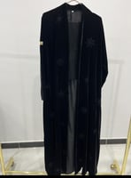 عباية نجمه بقماش مخمل كوري مطرز نجوم اسود