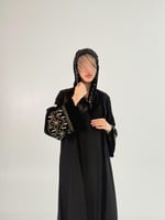 عباية اماني بقماش كريب الاناقه تدخيلات مخمل اسود