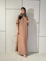 عباية هافين بقماش كريب باربي مزينه بشك نود