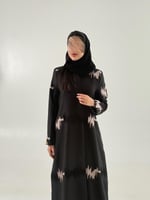 بليزر | عباية خزامى بقماش كريب باربي اسود بتطريز ب...