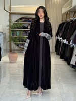 عباية ايلين بقماش مخمل كوري مع دانتل بالكم رمادي غ...