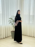 عباية مادلي بقماش مخمل كوري مزين بكسرات حرير بيج غ...