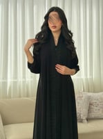 كولكشن العيد | عباية نغم بقماش كريب ملكي بتطريز وش...