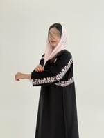 عباية ولاء بقماش كريب الاناقه مزين بتطريز وردي