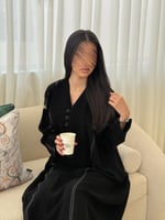 عباية هلا بقماش كريب الابداع مزين بخط ابيض