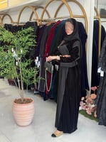 عباية تانيا بقماش مخمل كوري مع كريب اسود