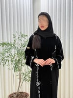 عباية رحاب بقماش مخمل مع كريب الابداع بتطريز فريد...