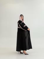 عباية ولاء بقماش كريب الاناقه مزين بتطريز وردي