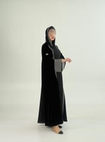 عباية ريفا مكس مخمل مع كريب الاناقة بتطريز كحلي