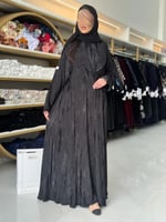 عباية ملاذ بقماش حرير كوري بياقة بنسات انسيابية