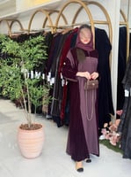 عباية تانيا بقماش مخمل كوري مع كريب عنابي