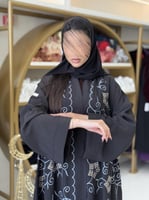 عباية مناير بقماش كريب ويفر مطرز اسود