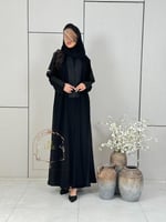 عباية نجد بقماش كريب ملكي تدخيلات روكاما مطرز اسود